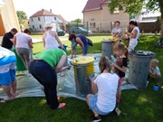 Společné odpoledne rodičů a dětí - natírání popelnic